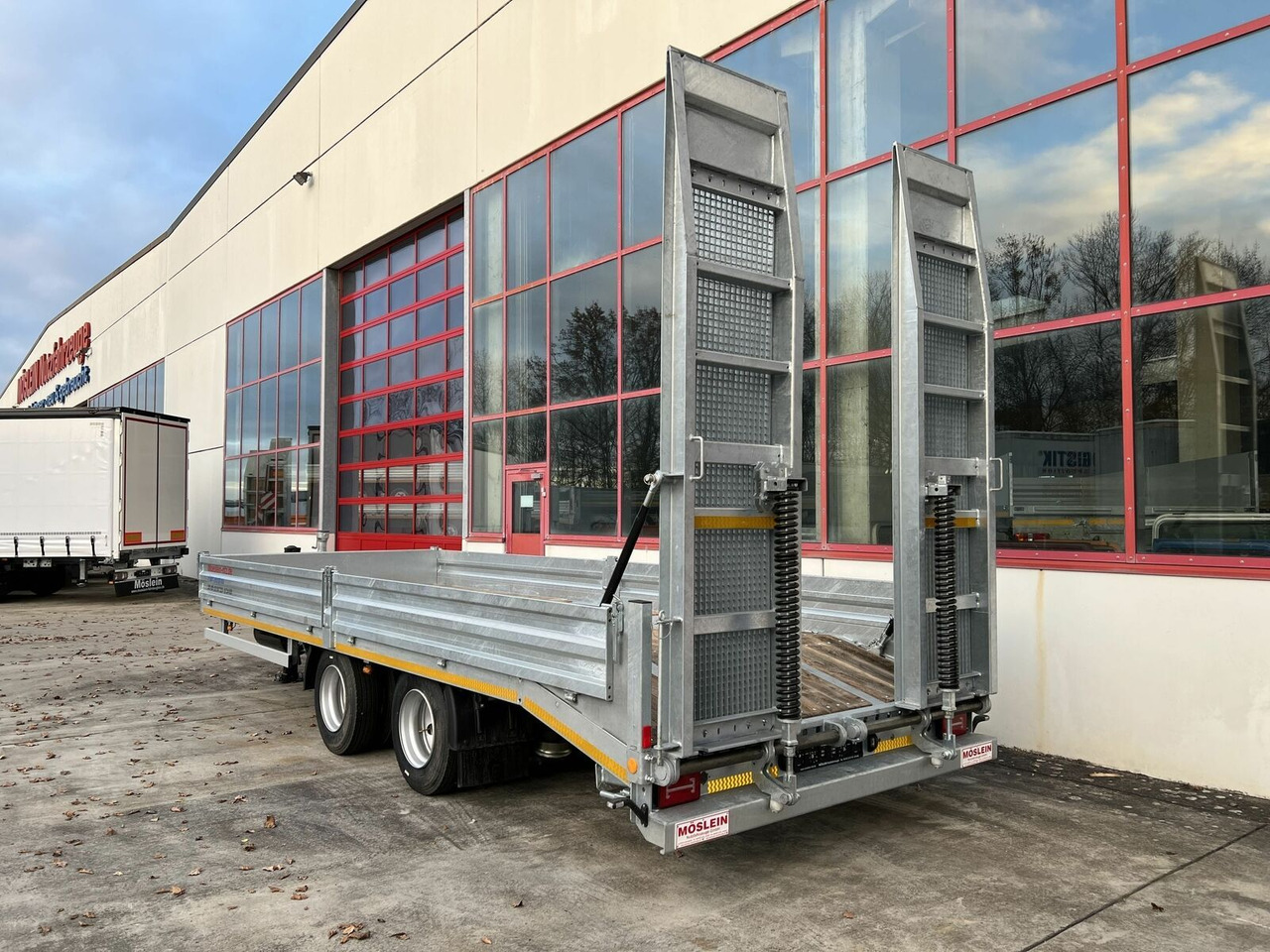 Möslein 19 t Tandemtieflader-- Neufahrzeug -- - Pótkocsi mélybölcsős: 3 kép. Möslein 19 t Tandemtieflader-- Neufahrzeug -- - Pótkocsi mélybölcsős: 3 kép.