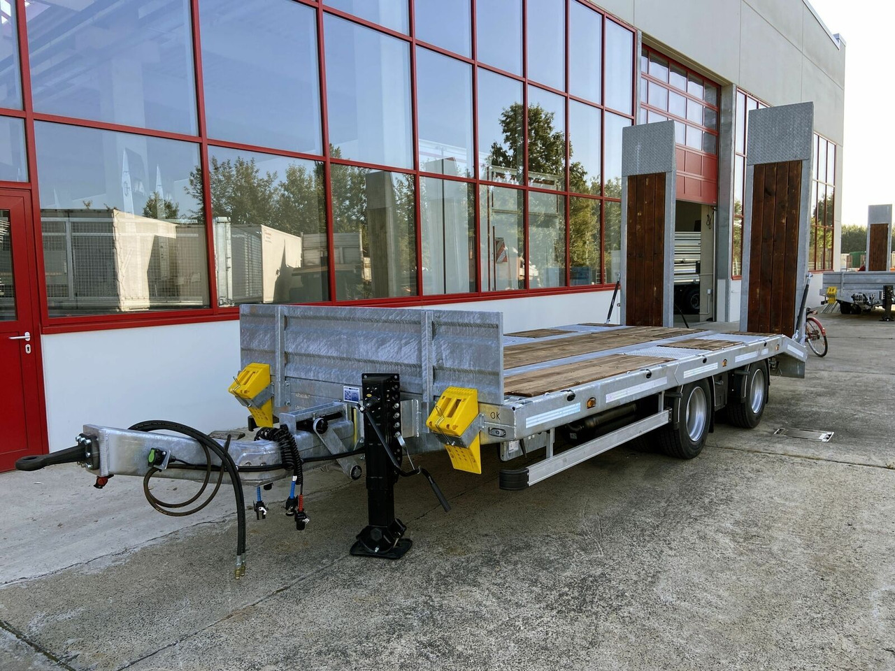 Möslein 21 t Tandemtieflader, hydr. Rampen, NEU - Pótkocsi mélybölcsős: 5 kép. Möslein 21 t Tandemtieflader, hydr. Rampen, NEU - Pótkocsi mélybölcsős: 5 kép.