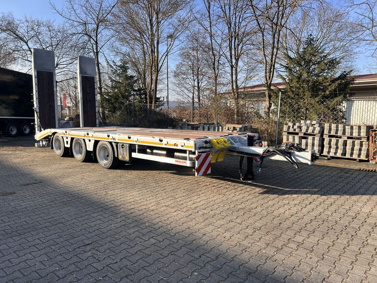 Möslein 34 t GG Tridem- Tieflader 3 Achs, gelenktNeufah - Pótkocsi mélybölcsős: 2 kép. Möslein 34 t GG Tridem- Tieflader 3 Achs, gelenktNeufah - Pótkocsi mélybölcsős: 2 kép.