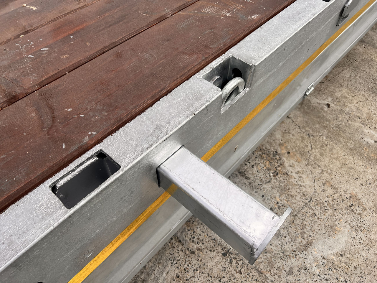 Möslein ST 3 3 Achs Satteltieflader neu - Félpótkocsi mélybölcsős: 3 kép. Möslein ST 3 3 Achs Satteltieflader neu - Félpótkocsi mélybölcsős: 3 kép.