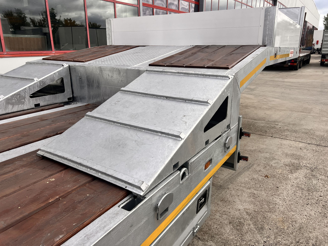 Möslein ST 3 3 Achs Satteltieflader neu - Félpótkocsi mélybölcsős: 4 kép. Möslein ST 3 3 Achs Satteltieflader neu - Félpótkocsi mélybölcsős: 4 kép.