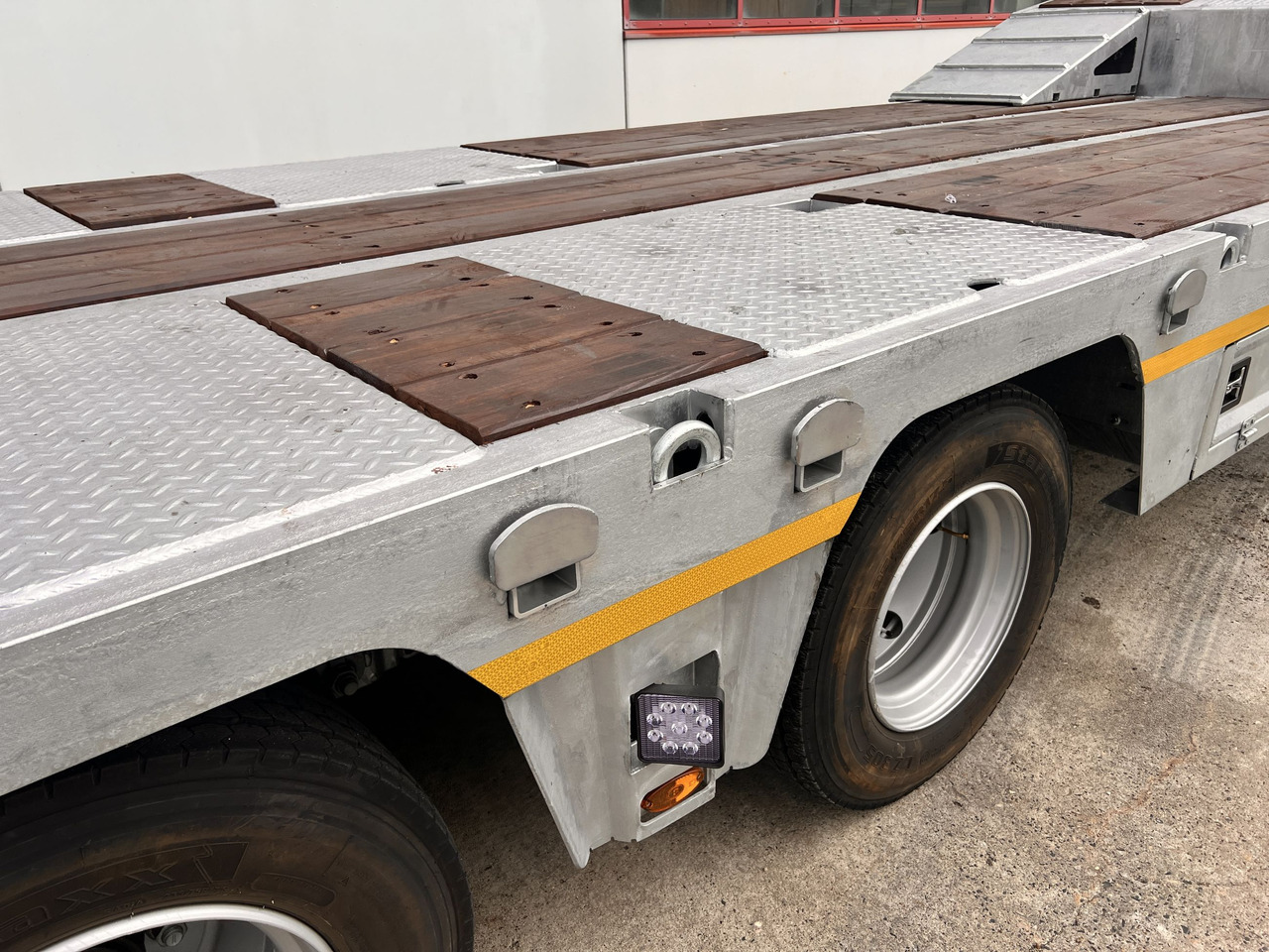 Möslein ST 3 3 Achs Satteltieflader neu - Félpótkocsi mélybölcsős: 2 kép. Möslein ST 3 3 Achs Satteltieflader neu - Félpótkocsi mélybölcsős: 2 kép.