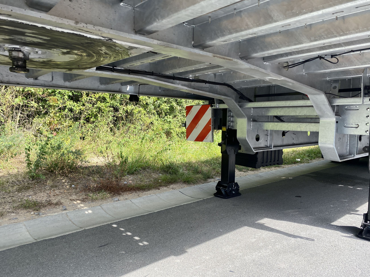 Möslein ST 3-Plato 9,4 3 Achs Satteltieflader Plato 45 t GGfür Fertigteile, Baumaschinen oder Container - Félpótkocsi mélybölcsős: 5 kép. Möslein ST 3-Plato 9,4 3 Achs Satteltieflader Plato 45 t GGfür Fertigteile, Baumaschinen oder Container - Félpótkocsi mélybölcsős: 5 kép.