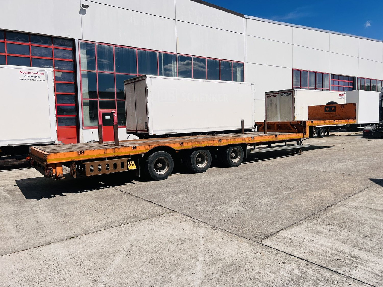 Möslein STO 3 Schwebheim 3 Achs Satteltieflader Plato 45 t GGfür Fertigteile, Baumaschinen oder Container - Félpótkocsi mélybölcsős: 2 kép. Möslein STO 3 Schwebheim 3 Achs Satteltieflader Plato 45 t GGfür Fertigteile, Baumaschinen oder Container - Félpótkocsi mélybölcsős: 2 kép.