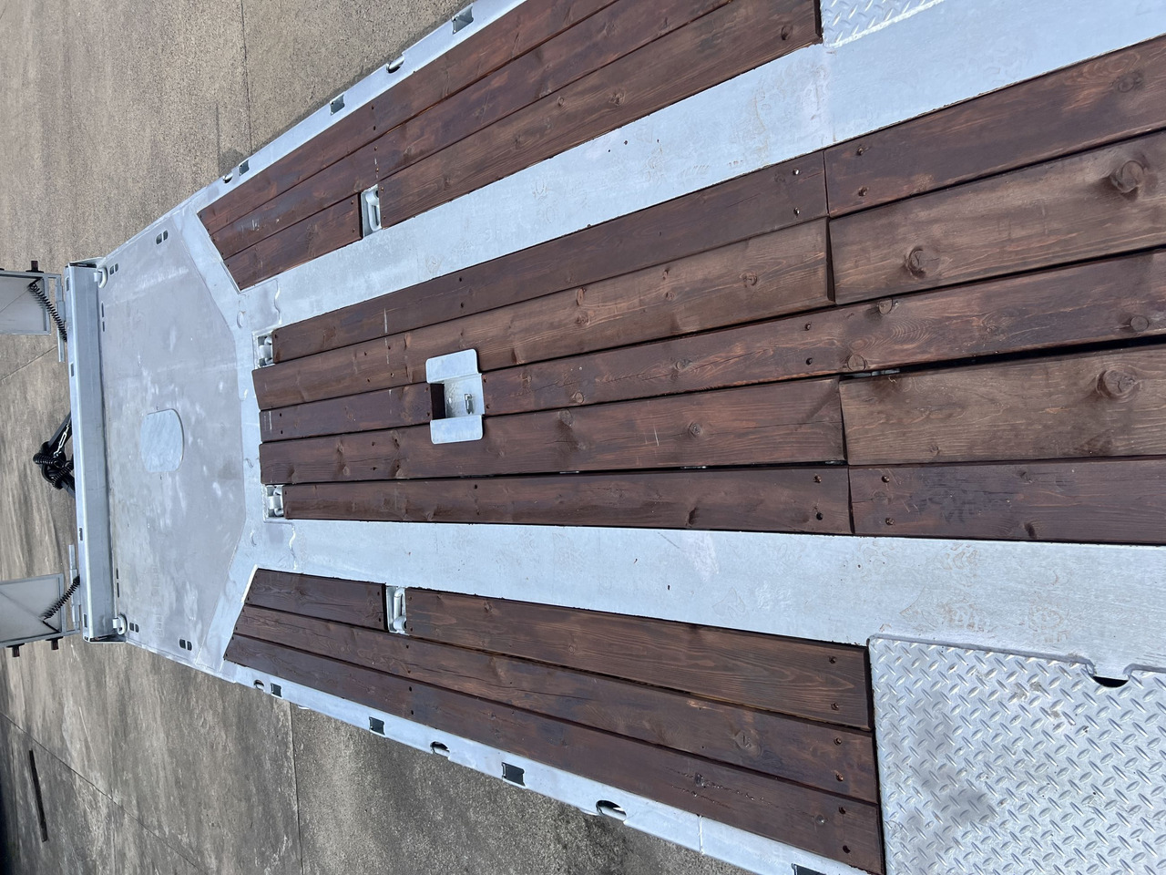 Möslein T 3-8,20 P VB H1 3 Achs Tieflader mit gerader Ladefläche 8,20 m, Neufahrzeug - Pótkocsi mélybölcsős: 2 kép. Möslein T 3-8,20 P VB H1 3 Achs Tieflader mit gerader Ladefläche 8,20 m, Neufahrzeug - Pótkocsi mélybölcsős: 2 kép.