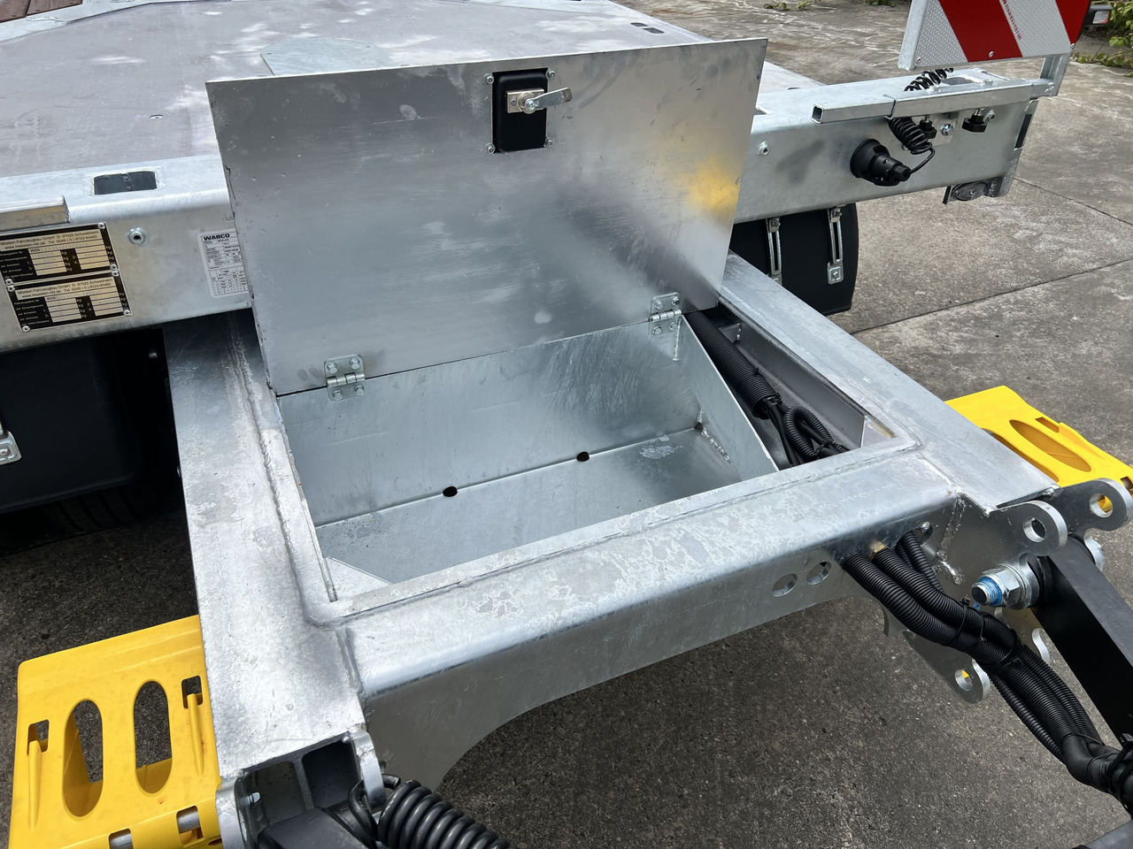 Möslein T 3-9,20 F 3 Achs Tieflader mit gerader Ladefläche 9 m, Neufahrzeug - Pótkocsi mélybölcsős: 3 kép. Möslein T 3-9,20 F 3 Achs Tieflader mit gerader Ladefläche 9 m, Neufahrzeug - Pótkocsi mélybölcsős: 3 kép.