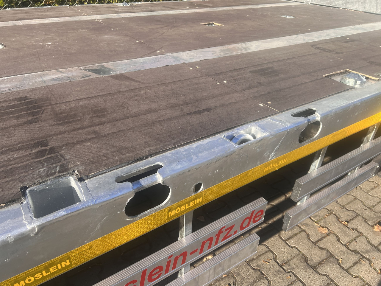 Möslein T 3 Plato 9 m 3 Achs Jumbo- Plato- Anhänger 9 m, Mega - Platós pótkocsi: 3 kép. Möslein T 3 Plato 9 m 3 Achs Jumbo- Plato- Anhänger 9 m, Mega - Platós pótkocsi: 3 kép.