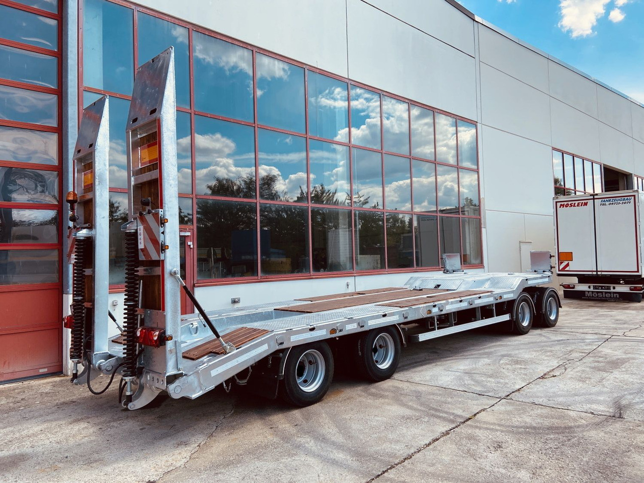 Möslein T 4 VB F 4 Achs Tieflader- Anhänger, Neufahrzeug - Pótkocsi mélybölcsős: 3 kép. Möslein T 4 VB F 4 Achs Tieflader- Anhänger, Neufahrzeug - Pótkocsi mélybölcsős: 3 kép.
