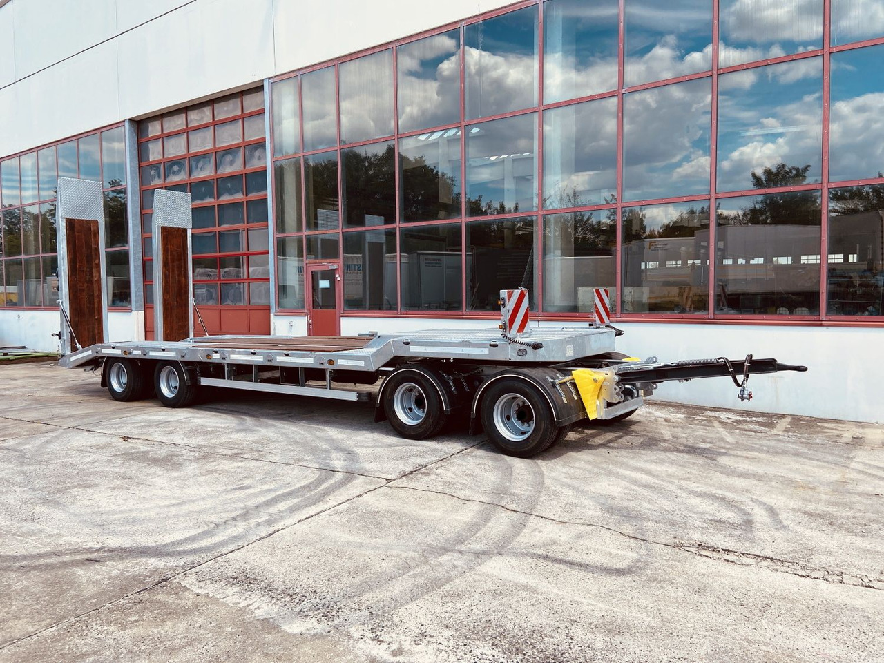 Möslein T 4 VB F 4 Achs Tieflader- Anhänger, Neufahrzeug - Pótkocsi mélybölcsős: 4 kép. Möslein T 4 VB F 4 Achs Tieflader- Anhänger, Neufahrzeug - Pótkocsi mélybölcsős: 4 kép.