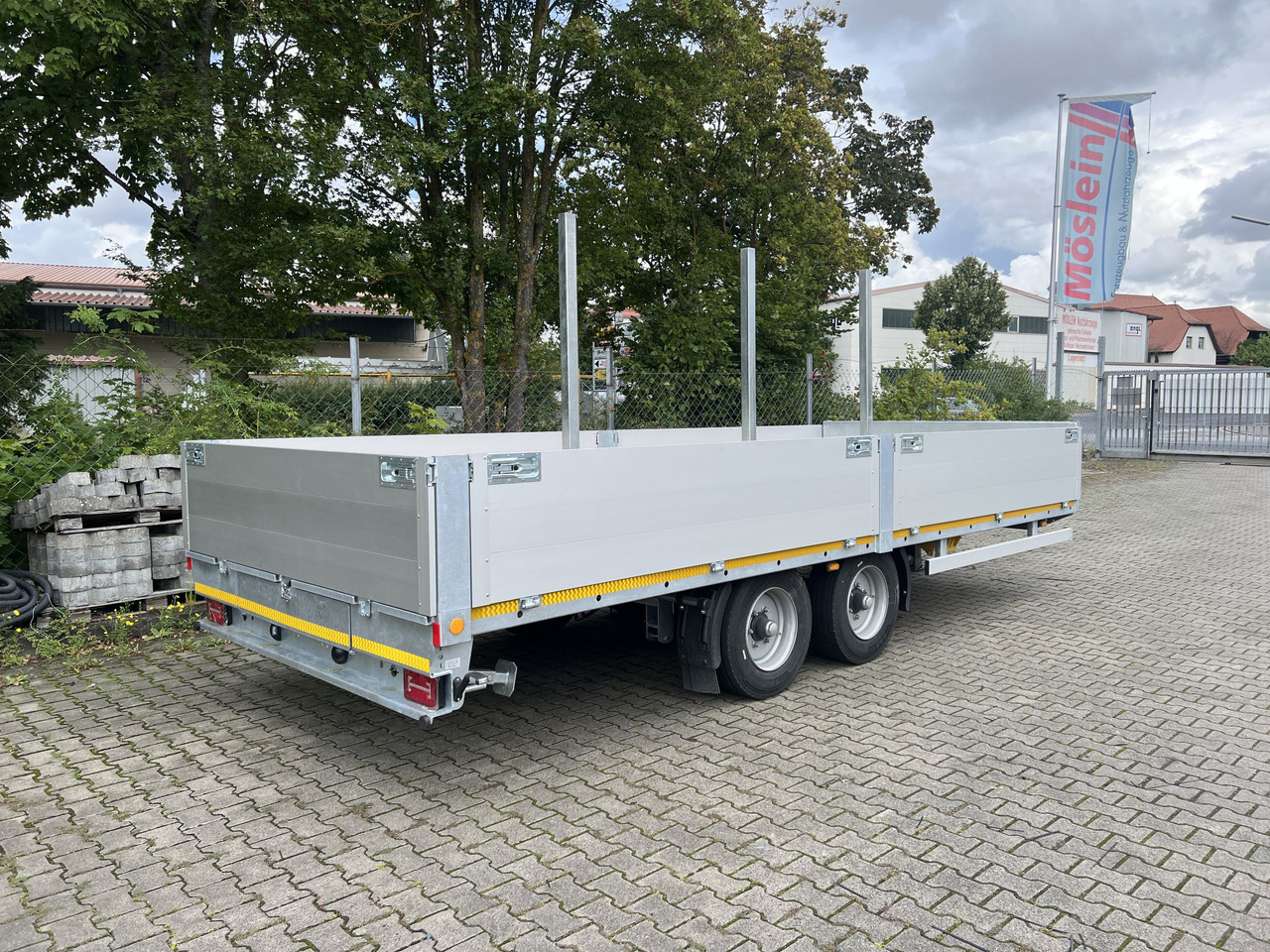 Möslein THT 11- G 6,2 Tandem Pritsche- Tieflader mit Rungentaschen - Platós pótkocsi: 3 kép. Möslein THT 11- G 6,2 Tandem Pritsche- Tieflader mit Rungentaschen - Platós pótkocsi: 3 kép.