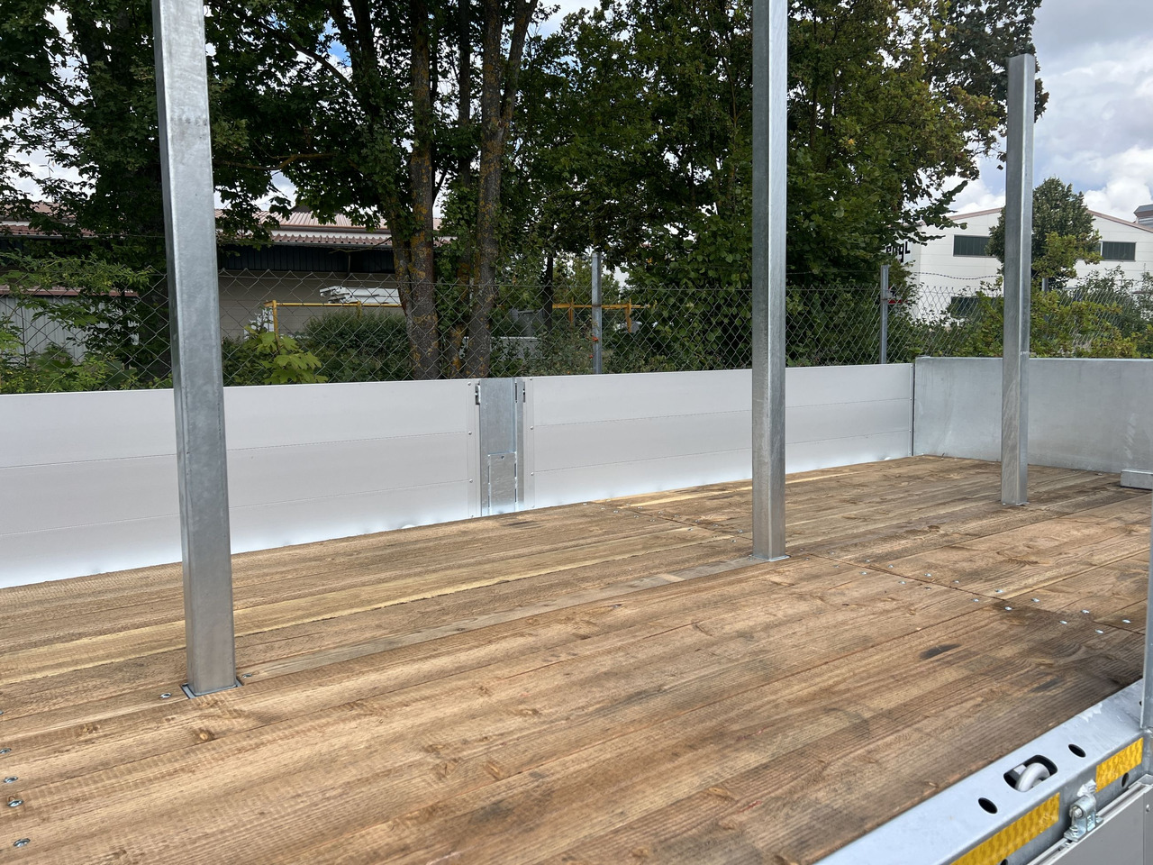 Möslein THT 11- G 6,2 Tandem Pritsche- Tieflader mit Rungentaschen - Platós pótkocsi: 2 kép. Möslein THT 11- G 6,2 Tandem Pritsche- Tieflader mit Rungentaschen - Platós pótkocsi: 2 kép.