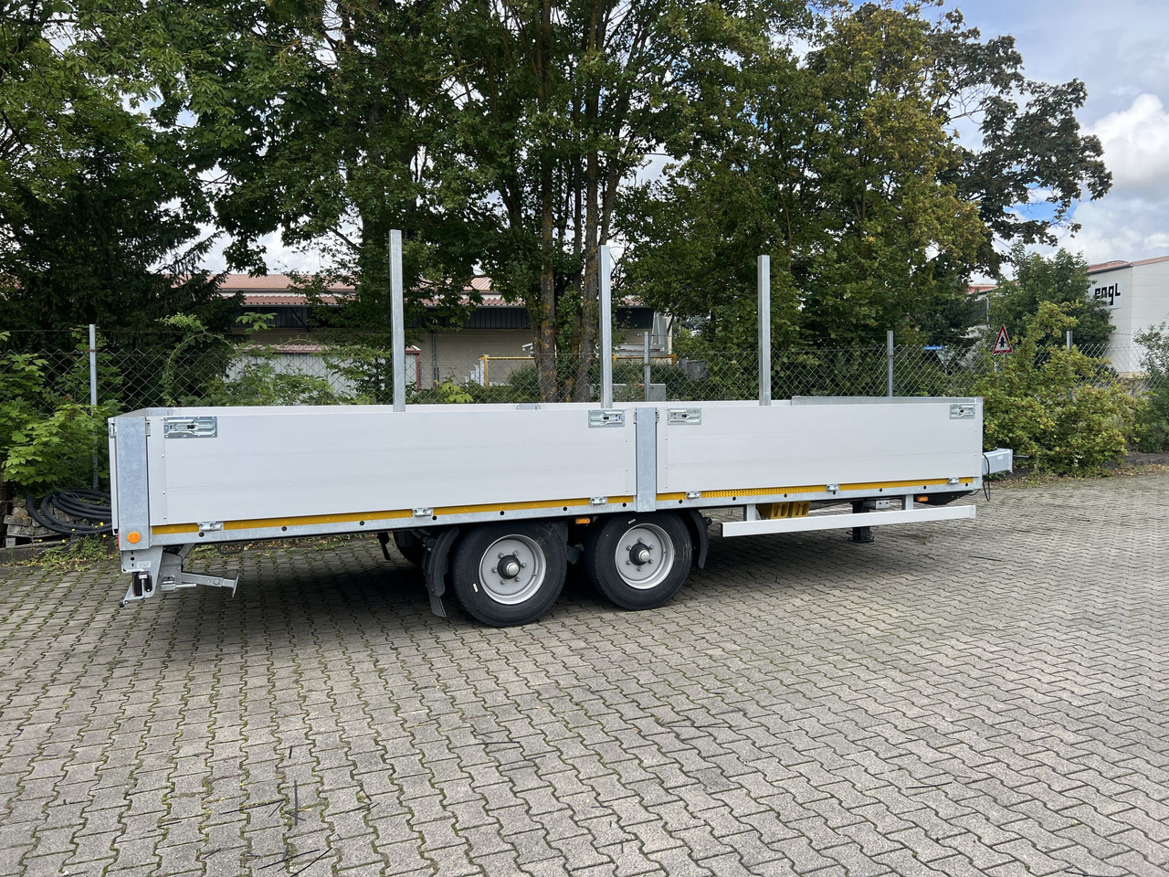 Möslein THT 11- G 6,2 Tandem Pritsche- Tieflader mit Rungentaschen - Platós pótkocsi: 4 kép. Möslein THT 11- G 6,2 Tandem Pritsche- Tieflader mit Rungentaschen - Platós pótkocsi: 4 kép.