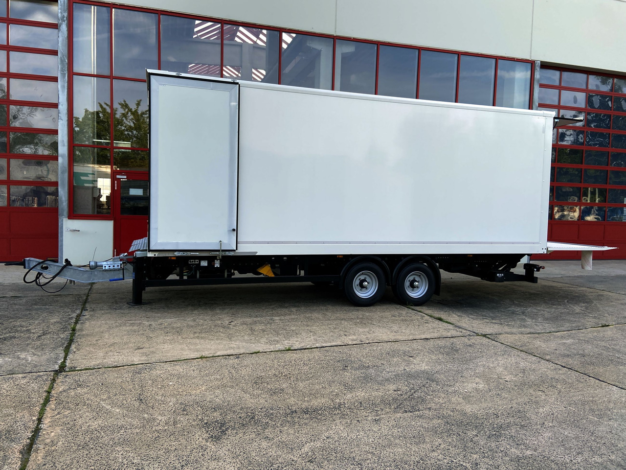 Möslein TK0105D-L Weiß Tandem Koffer, Ladebordwand 1,5 t + DurchladbarNeufahrzeug -- - Pótkocsi dobozos: 3 kép. Möslein TK0105D-L Weiß Tandem Koffer, Ladebordwand 1,5 t + DurchladbarNeufahrzeug -- - Pótkocsi dobozos: 3 kép.