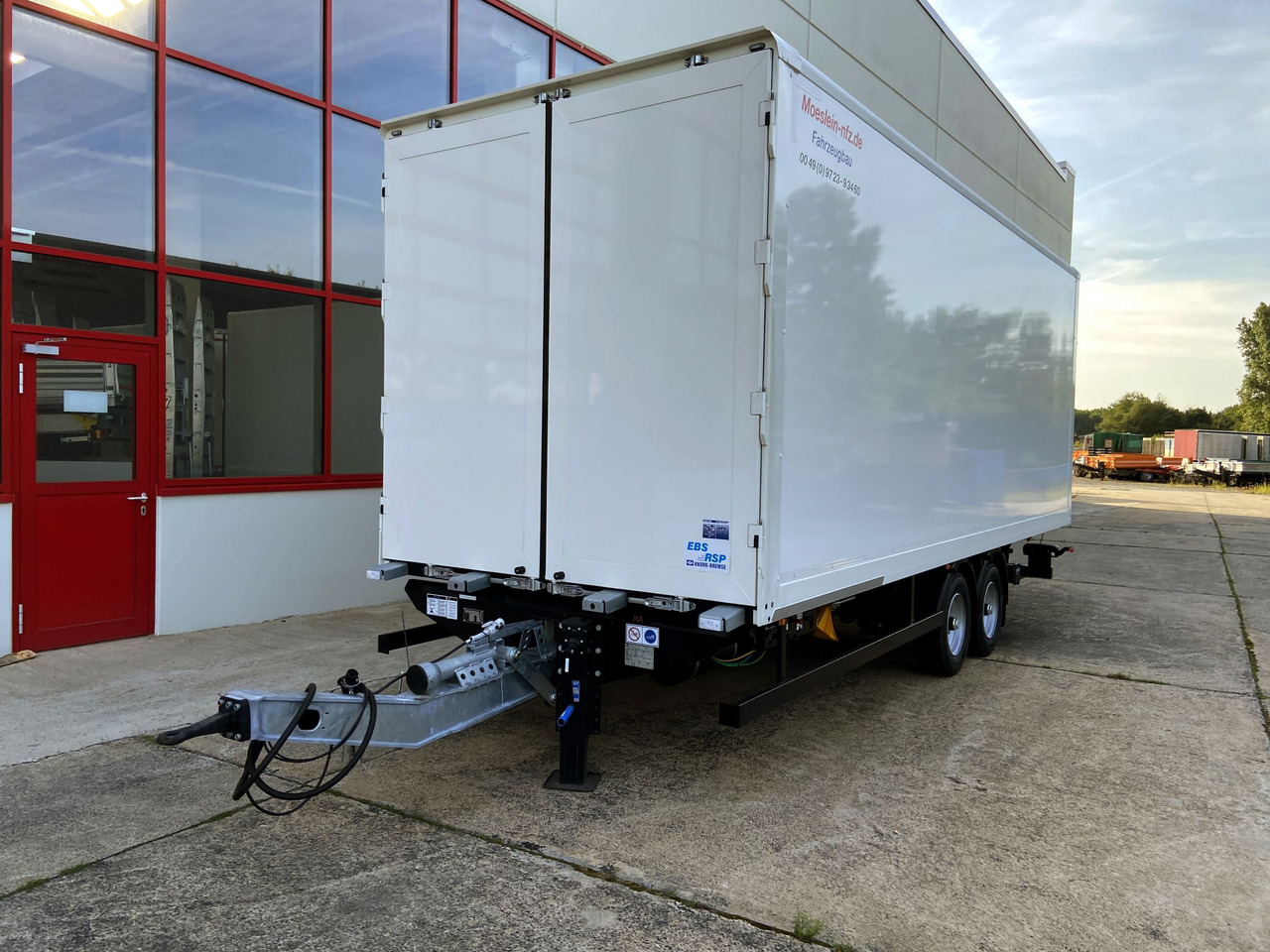 Möslein TK0105D-L Weiß Tandem Koffer, Ladebordwand 1,5 t + DurchladbarNeufahrzeug -- - Pótkocsi dobozos: 4 kép. Möslein TK0105D-L Weiß Tandem Koffer, Ladebordwand 1,5 t + DurchladbarNeufahrzeug -- - Pótkocsi dobozos: 4 kép.