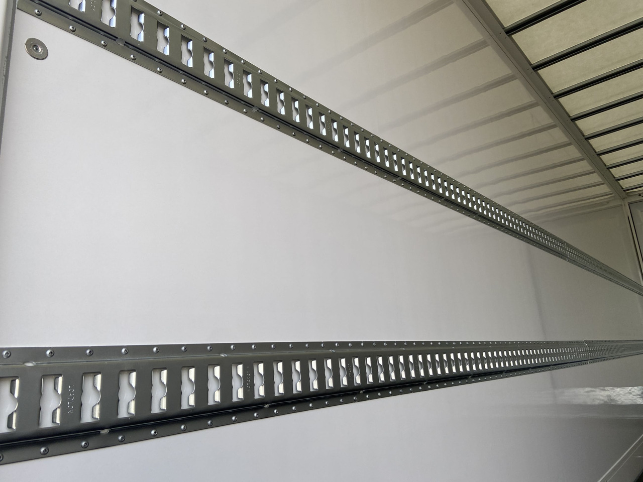 Möslein TKO 105 D 6m weiß Tandem- Koffer, Durchladbar, -- Neufahrzeug -- - Pótkocsi dobozos: 4 kép. Möslein TKO 105 D 6m weiß Tandem- Koffer, Durchladbar, -- Neufahrzeug -- - Pótkocsi dobozos: 4 kép.