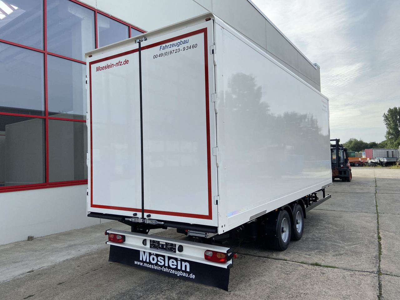 Új Pótkocsi dobozos Möslein TKO 105 D 6m weiß Tandem- Koffer, Durchladbar, -- Neufahrzeug --: 10 kép. Új Pótkocsi dobozos Möslein TKO 105 D 6m weiß Tandem- Koffer, Durchladbar, -- Neufahrzeug --: 10 kép.