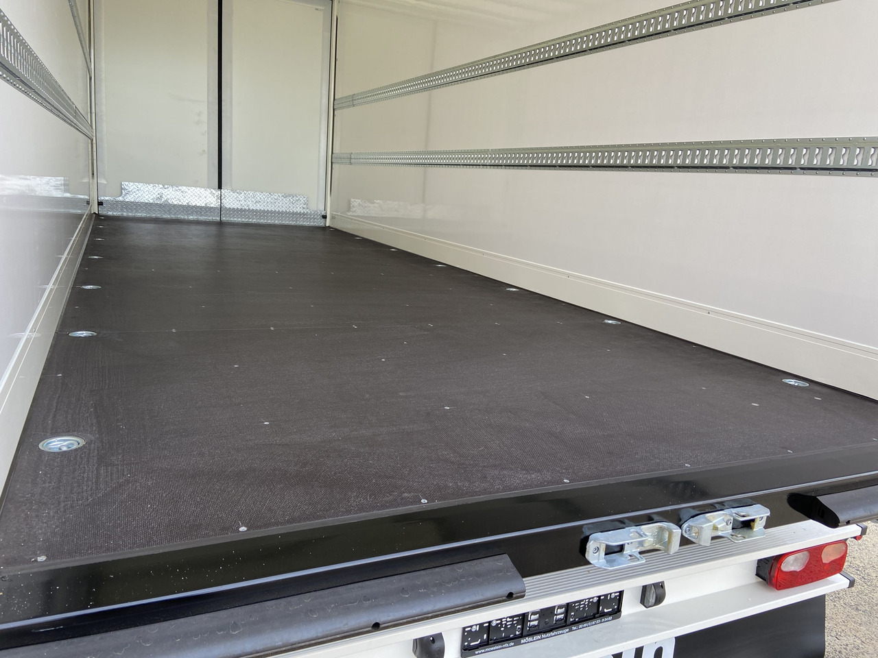 Möslein TKO 105 D 6m weiß Tandem- Koffer, Durchladbar, -- Neufahrzeug -- - Pótkocsi dobozos: 3 kép. Möslein TKO 105 D 6m weiß Tandem- Koffer, Durchladbar, -- Neufahrzeug -- - Pótkocsi dobozos: 3 kép.