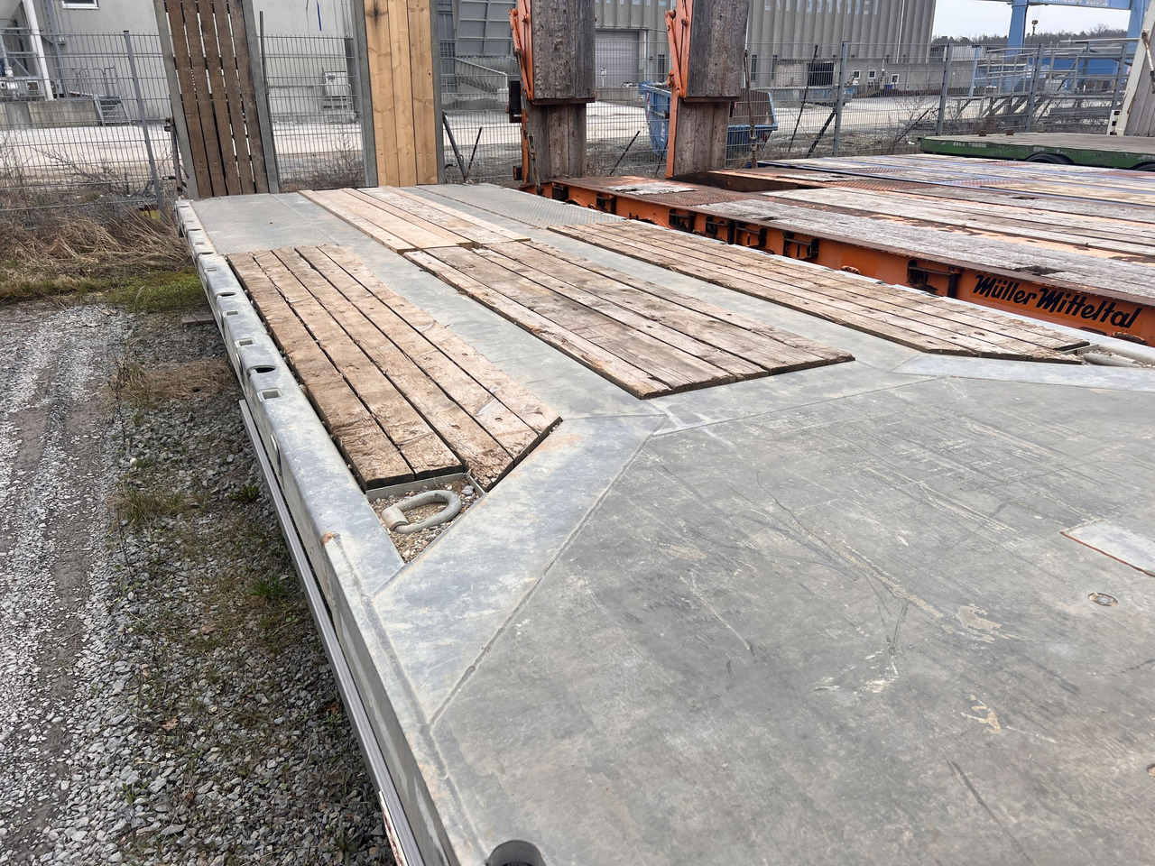 Möslein TO 3 F Schwebheim 3 Achs Tiefladeranhänger 9 m Ladefläche - Pótkocsi mélybölcsős: 2 kép. Möslein TO 3 F Schwebheim 3 Achs Tiefladeranhänger 9 m Ladefläche - Pótkocsi mélybölcsős: 2 kép.