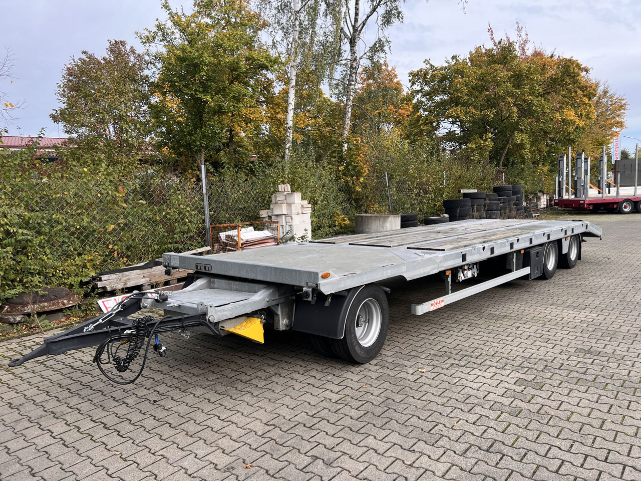 Möslein TO 3 F Schwebheim 3 Achs Tiefladeranhänger - Pótkocsi mélybölcsős: 3 kép. Möslein TO 3 F Schwebheim 3 Achs Tiefladeranhänger - Pótkocsi mélybölcsős: 3 kép.