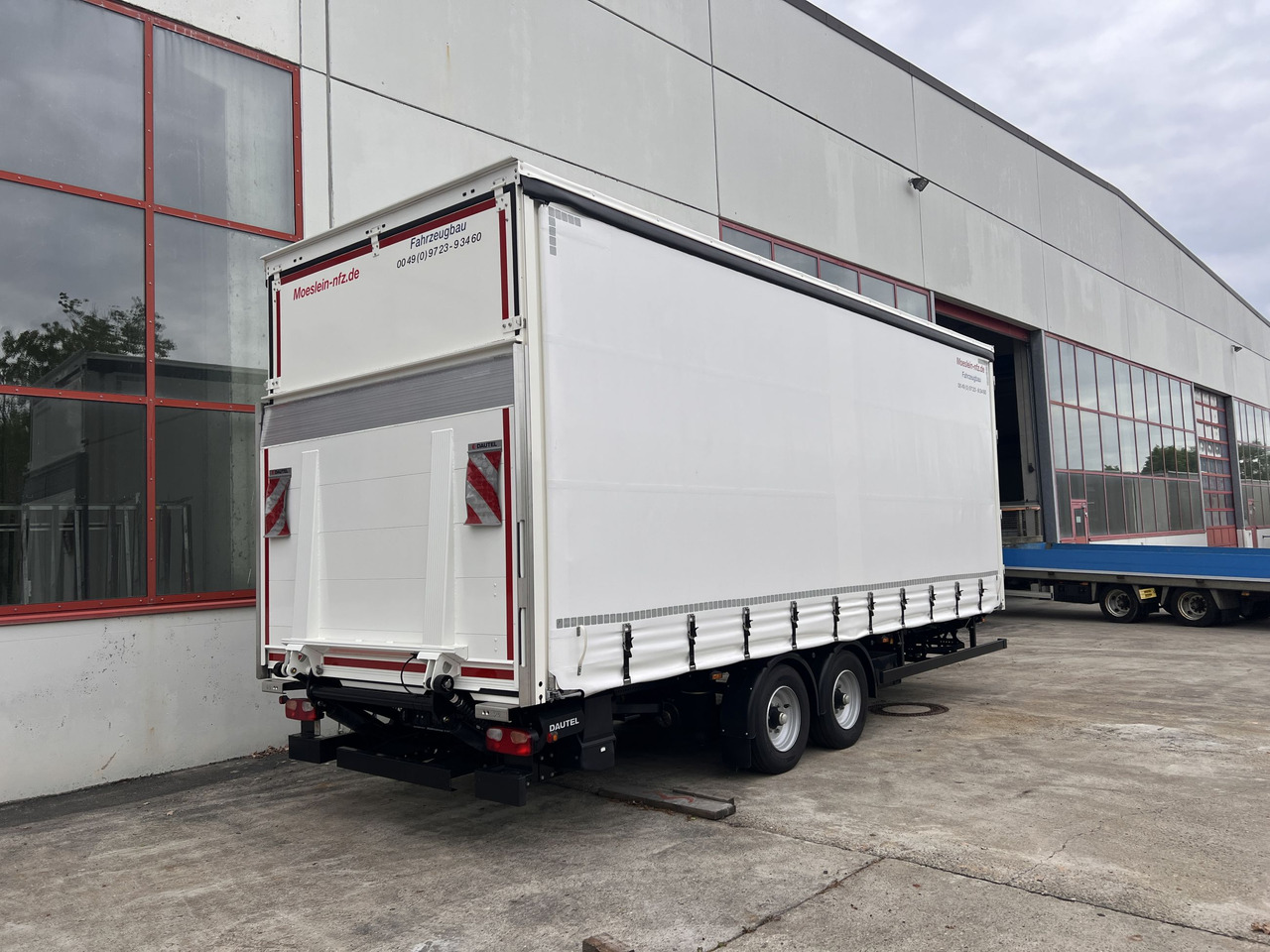 Möslein TPS 105 D-L Planenanhänger, Ladebordwand + Durchladbar neuwertig - Ponyvás pótkocsi: 2 kép. Möslein TPS 105 D-L Planenanhänger, Ladebordwand + Durchladbar neuwertig - Ponyvás pótkocsi: 2 kép.