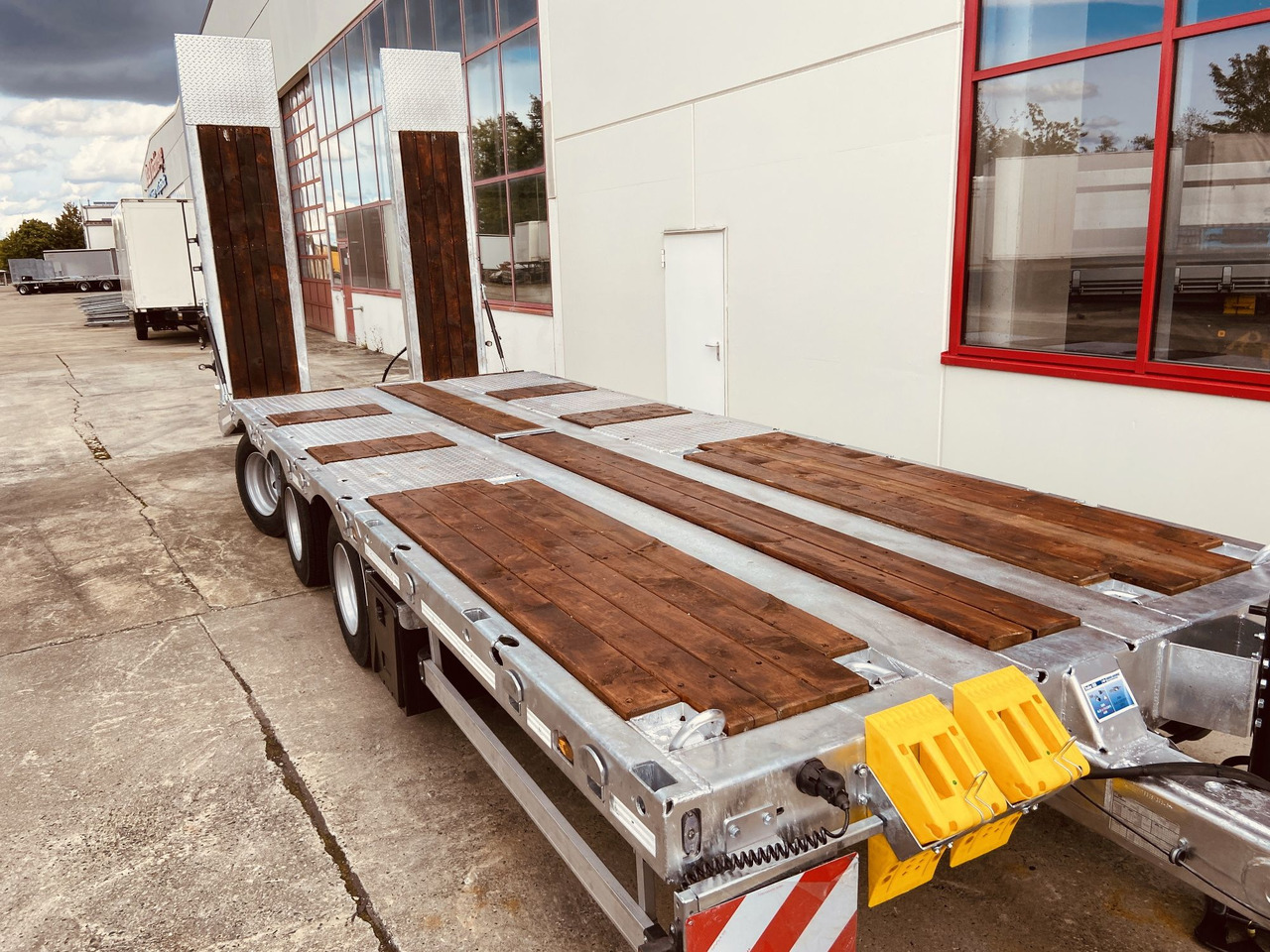 Möslein TT 31 31 t GG Tridem- Tieflader 3 Achs, gelenktNeufahrzeug - Pótkocsi mélybölcsős: 3 kép. Möslein TT 31 31 t GG Tridem- Tieflader 3 Achs, gelenktNeufahrzeug - Pótkocsi mélybölcsős: 3 kép.