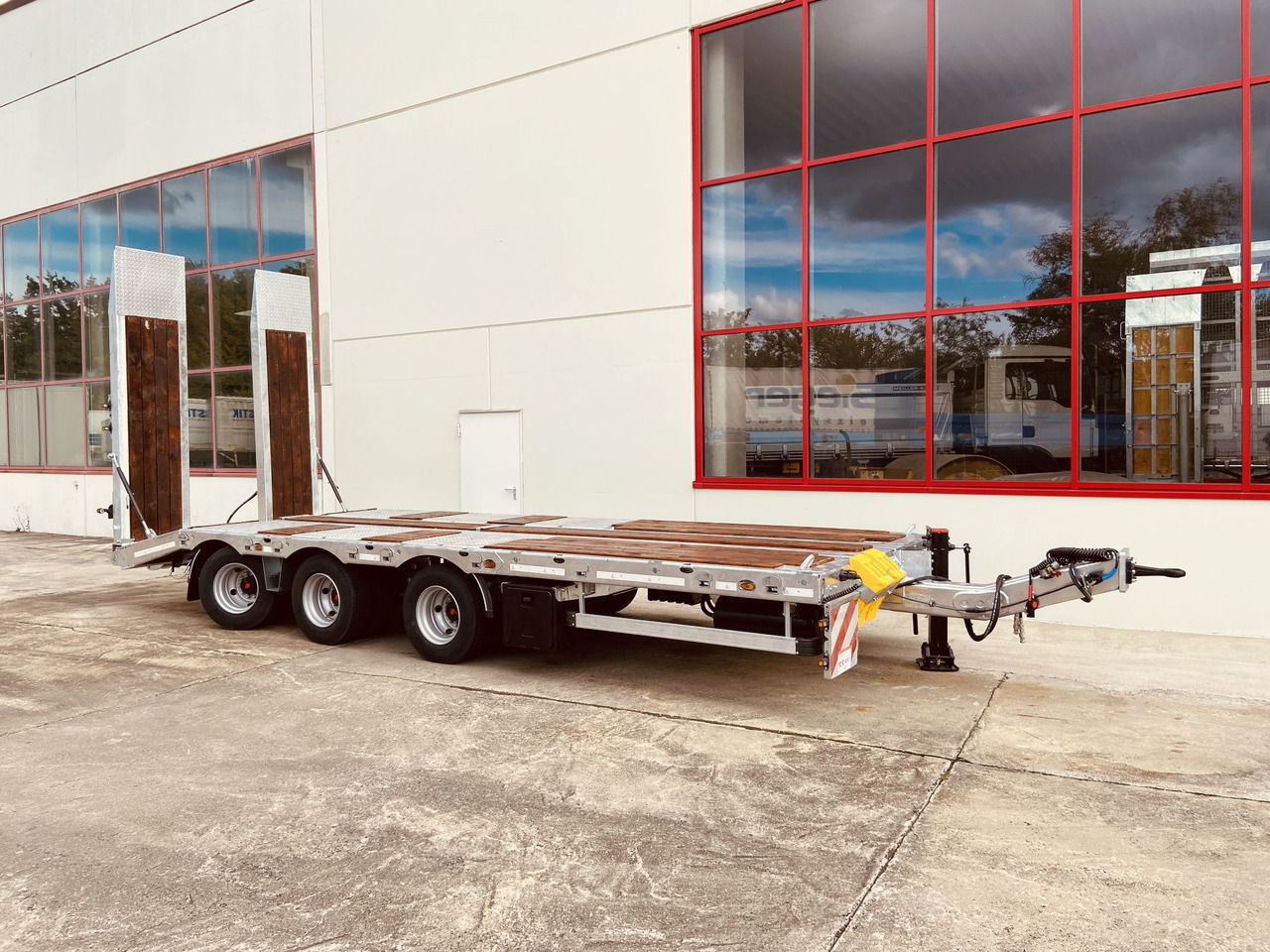 Möslein TT 31 31 t GG Tridem- Tieflader 3 Achs, gelenktNeufahrzeug - Pótkocsi mélybölcsős: 4 kép. Möslein TT 31 31 t GG Tridem- Tieflader 3 Achs, gelenktNeufahrzeug - Pótkocsi mélybölcsős: 4 kép.