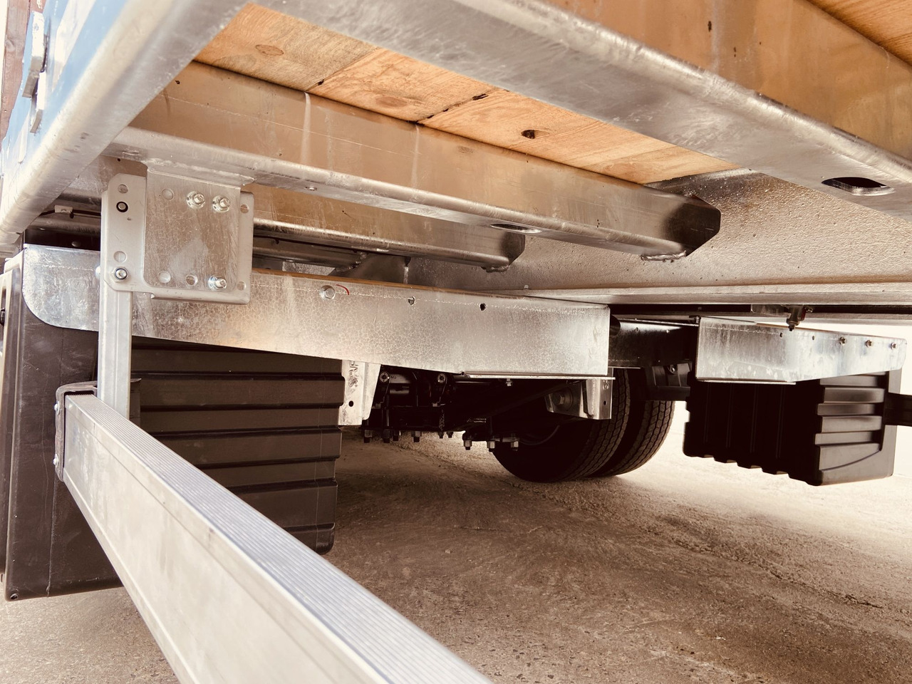 Möslein TT 34 Zugrohr Gerade 34 t GG Tridem- Tieflader 3 Achs, gelenktNeufahrzeug - Pótkocsi mélybölcsős: 2 kép. Möslein TT 34 Zugrohr Gerade 34 t GG Tridem- Tieflader 3 Achs, gelenktNeufahrzeug - Pótkocsi mélybölcsős: 2 kép.