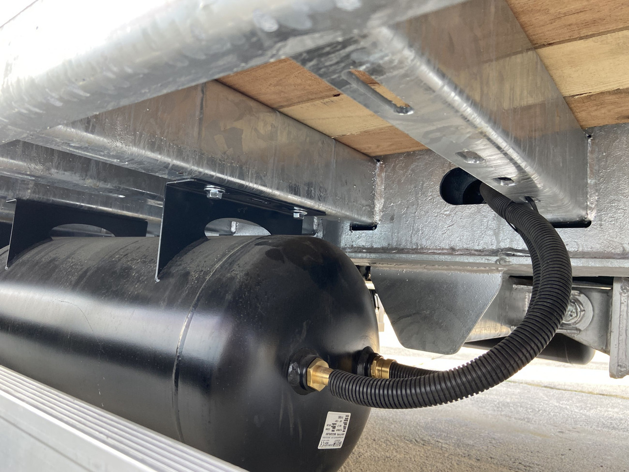 Möslein TT21- 7,2 21 t Tandemtieflader, Luftgefedert, NEU - Pótkocsi mélybölcsős: 2 kép. Möslein TT21- 7,2 21 t Tandemtieflader, Luftgefedert, NEU - Pótkocsi mélybölcsős: 2 kép.