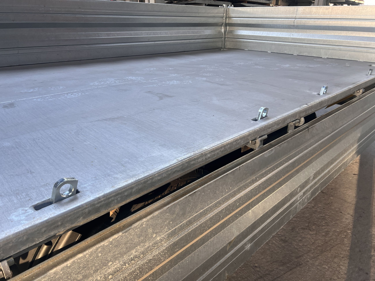 Möslein TTD 14 Schwebheim 14,4 t Tandemkipper Tieflader Breite Reifen-- Neufahrzeug -- - Pótkocsi billenőplatós: 2 kép. Möslein TTD 14 Schwebheim 14,4 t Tandemkipper Tieflader Breite Reifen-- Neufahrzeug -- - Pótkocsi billenőplatós: 2 kép.