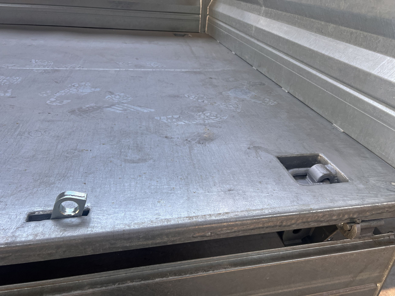 Möslein TTD 19 B neuer 19 t Tandemkipper- Tieflader - Pótkocsi billenőplatós: 3 kép. Möslein TTD 19 B neuer 19 t Tandemkipper- Tieflader - Pótkocsi billenőplatós: 3 kép.