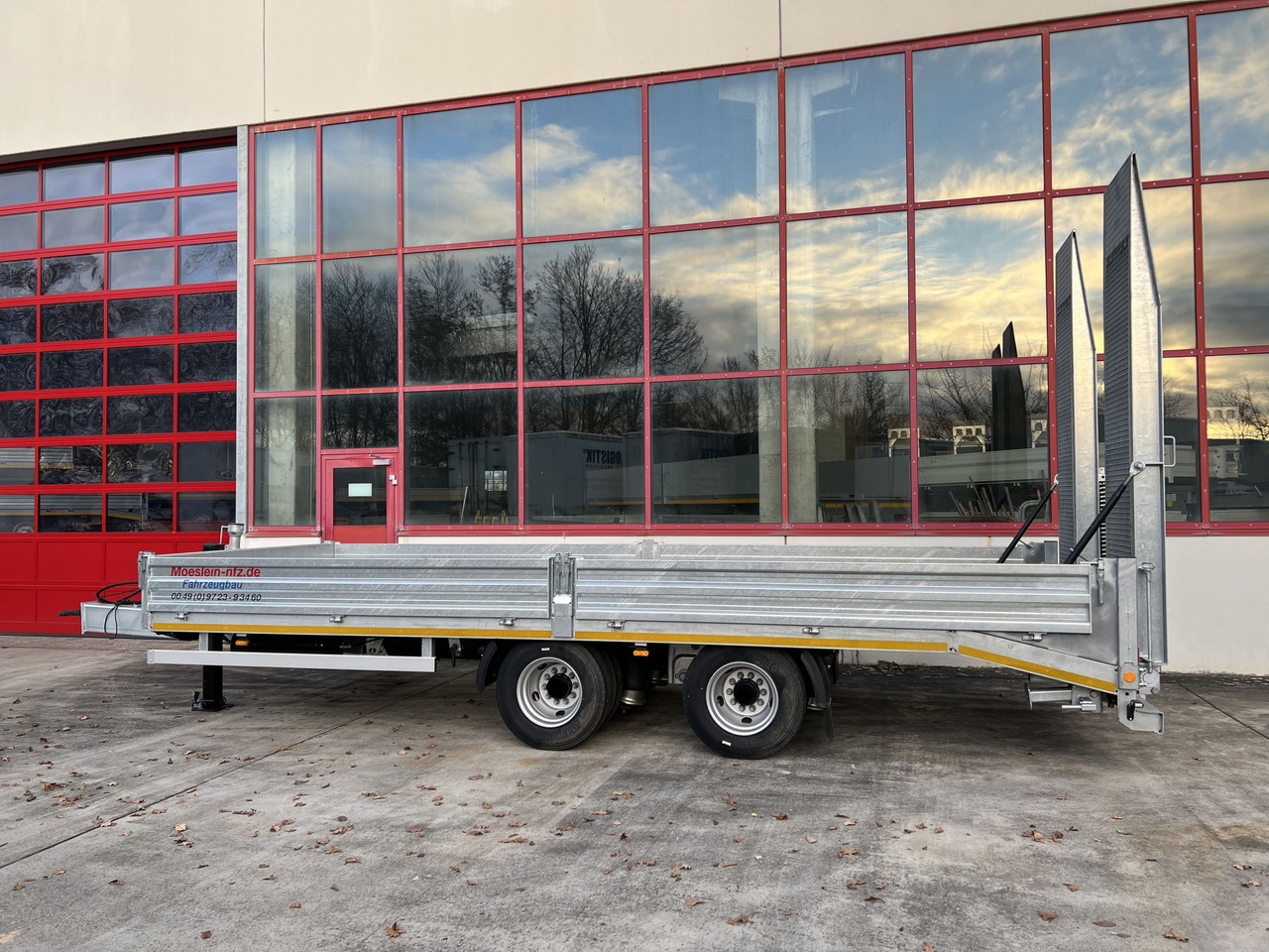 Möslein TTH 19- 6,7 19 t Tandemtieflader-- Neufahrzeug -- - Pótkocsi mélybölcsős: 4 kép. Möslein TTH 19- 6,7 19 t Tandemtieflader-- Neufahrzeug -- - Pótkocsi mélybölcsős: 4 kép.