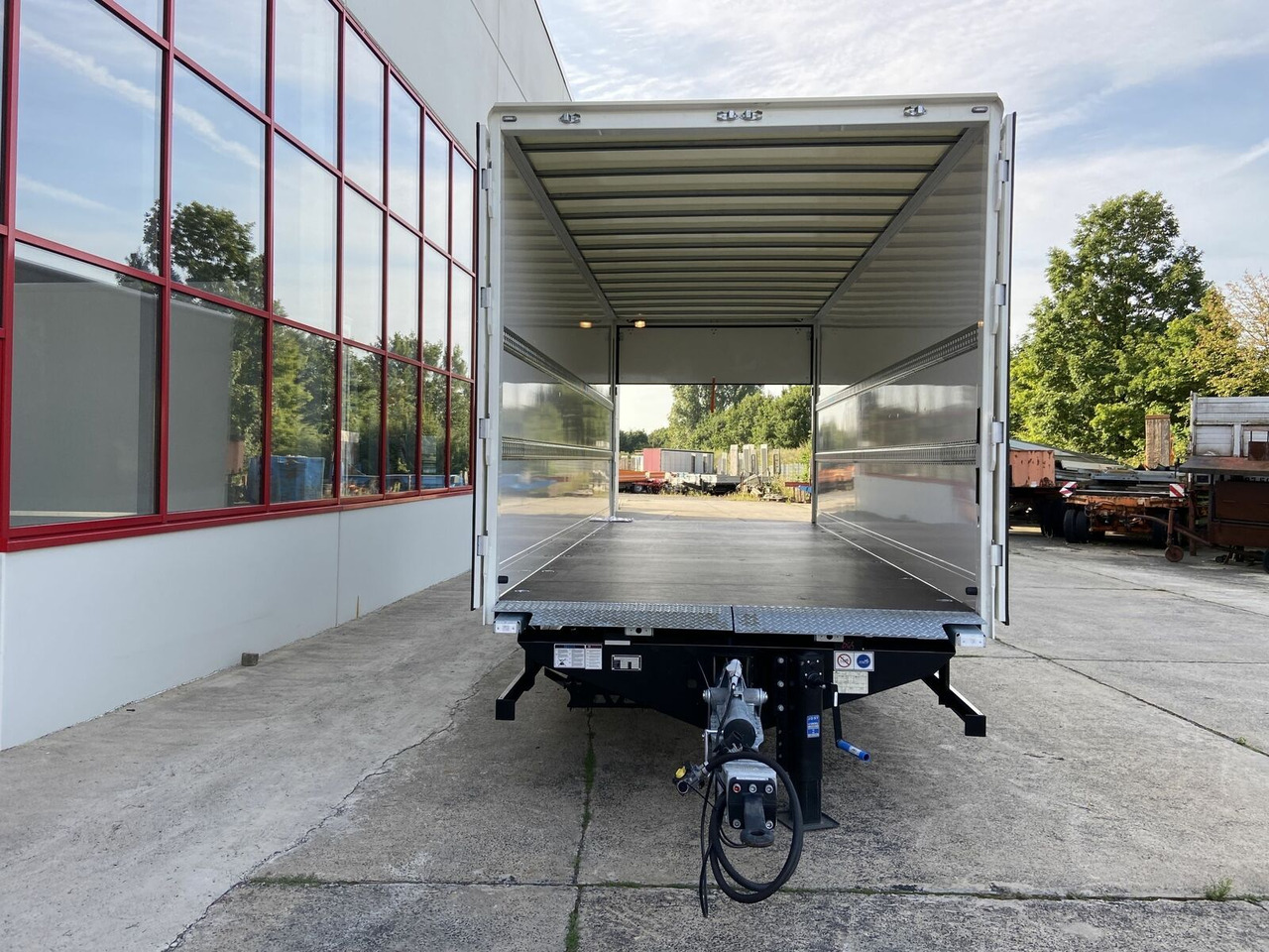 Möslein Tandem Koffer, Ladebordwand 1,5 t + Durchladbar - Pótkocsi dobozos: 3 kép. Möslein Tandem Koffer, Ladebordwand 1,5 t + Durchladbar - Pótkocsi dobozos: 3 kép.