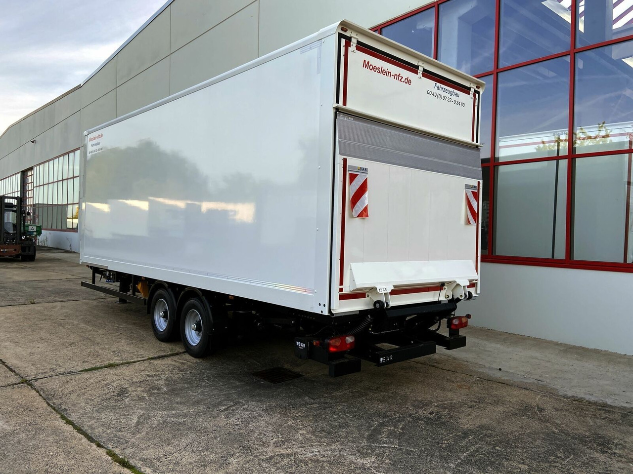 Möslein Tandem Koffer, Ladebordwand 1,5 t + Durchladbar - Pótkocsi dobozos: 5 kép. Möslein Tandem Koffer, Ladebordwand 1,5 t + Durchladbar - Pótkocsi dobozos: 5 kép.