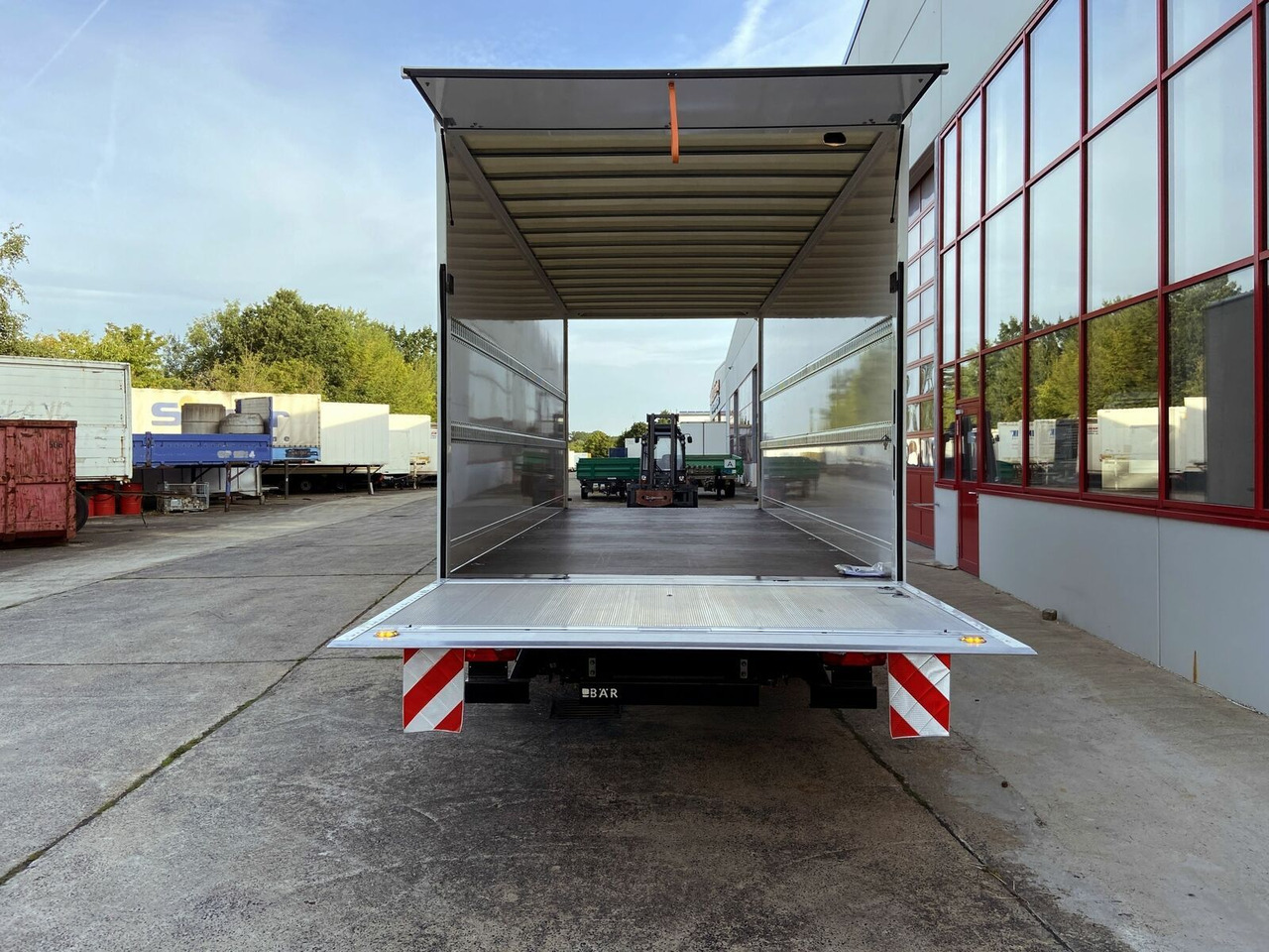 Möslein Tandem Koffer, Ladebordwand 1,5 t + Durchladbar - Pótkocsi dobozos: 4 kép. Möslein Tandem Koffer, Ladebordwand 1,5 t + Durchladbar - Pótkocsi dobozos: 4 kép.