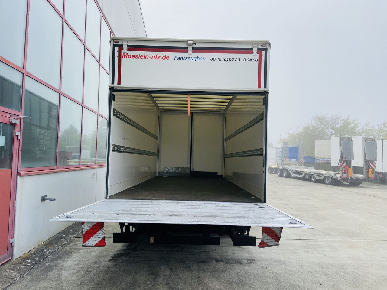 Möslein Tandem Koffer, Ladebordwand 1,5 t + Durchladbar - Pótkocsi dobozos: 4 kép. Möslein Tandem Koffer, Ladebordwand 1,5 t + Durchladbar - Pótkocsi dobozos: 4 kép.