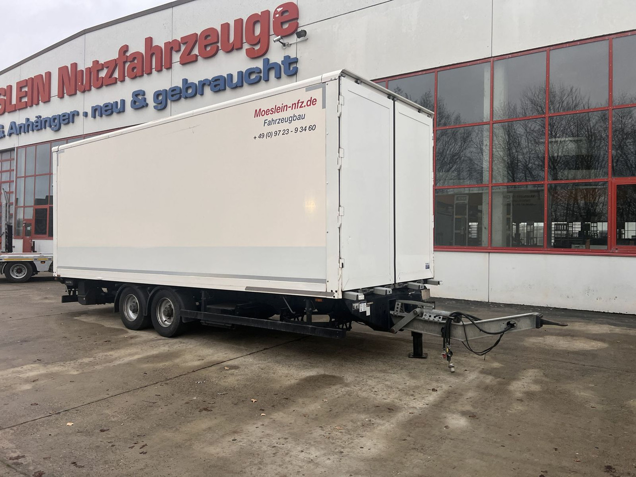 Möslein Tandem Koffer mit Ladebordwand 1,5 t + Durchlad - Pótkocsi dobozos: 2 kép. Möslein Tandem Koffer mit Ladebordwand 1,5 t + Durchlad - Pótkocsi dobozos: 2 kép.