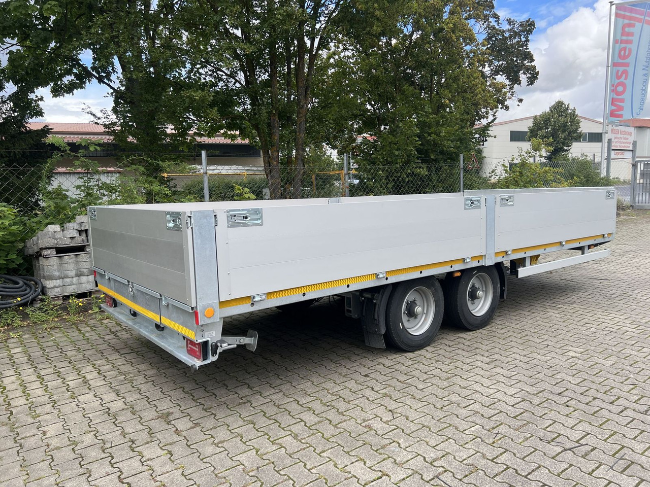 Möslein Tandem Pritsche- Tieflader mit Rungentaschen - Pótkocsi mélybölcsős: 5 kép. Möslein Tandem Pritsche- Tieflader mit Rungentaschen - Pótkocsi mélybölcsős: 5 kép.