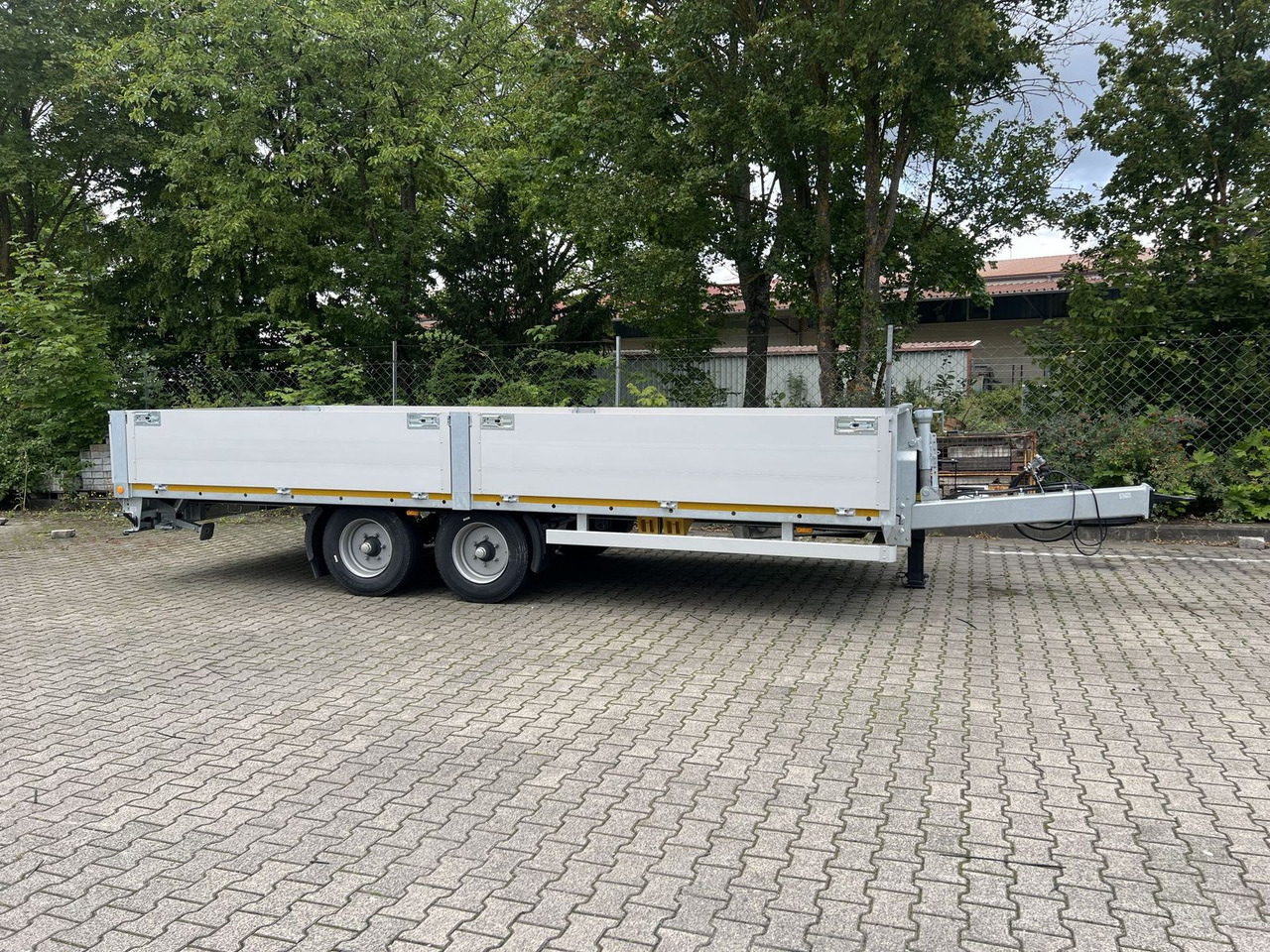 Möslein Tandem Pritsche- Tieflader mit Rungentaschen - Pótkocsi mélybölcsős: 3 kép. Möslein Tandem Pritsche- Tieflader mit Rungentaschen - Pótkocsi mélybölcsős: 3 kép.
