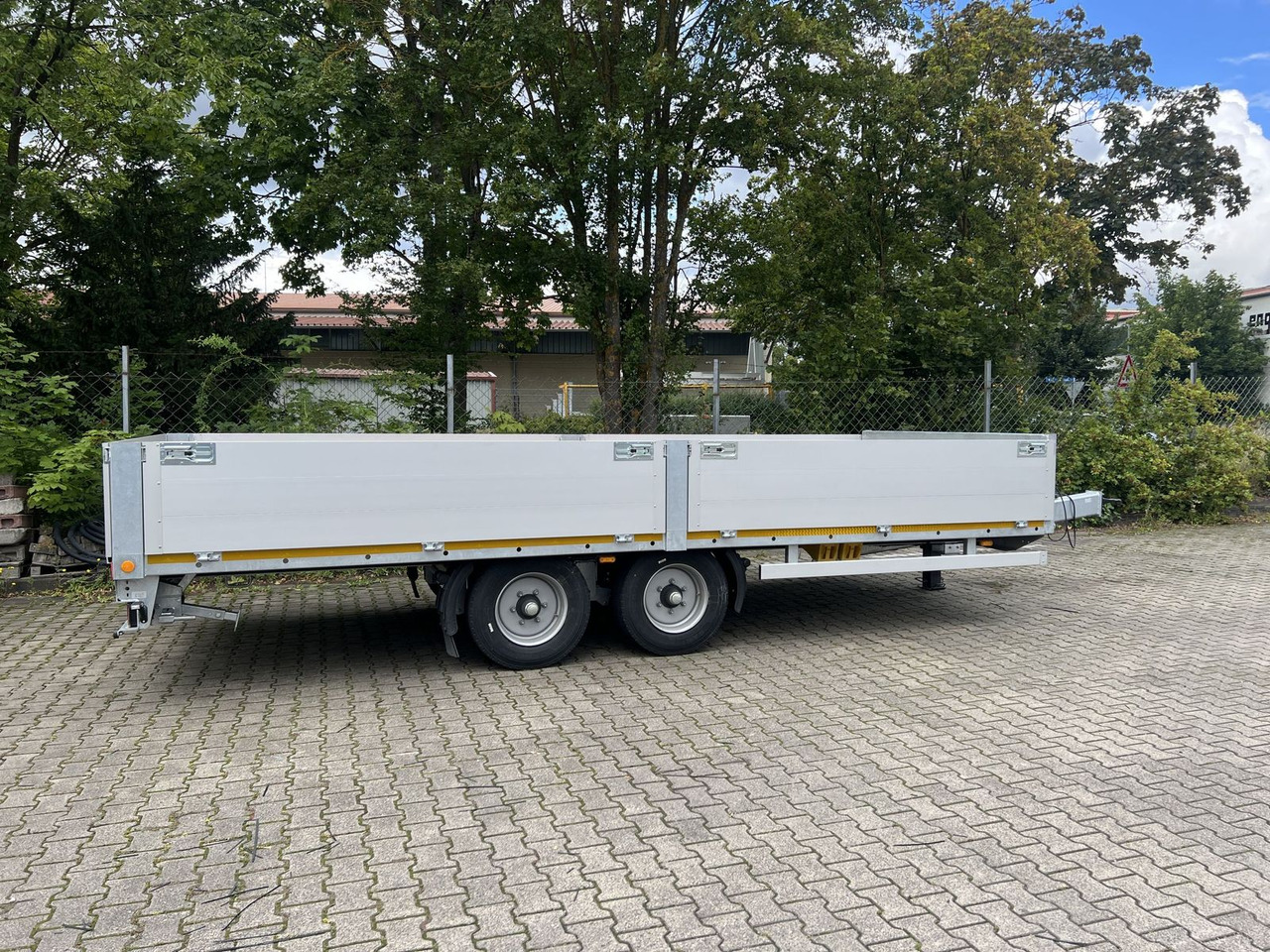 Möslein Tandem Pritsche- Tieflader mit Rungentaschen - Platós pótkocsi: 4 kép. Möslein Tandem Pritsche- Tieflader mit Rungentaschen - Platós pótkocsi: 4 kép.