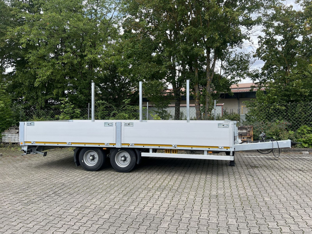 Möslein Tandem- Pritschenanhänger- Tieflader - Pótkocsi mélybölcsős: 1 kép. Möslein Tandem- Pritschenanhänger- Tieflader - Pótkocsi mélybölcsős: 1 kép.