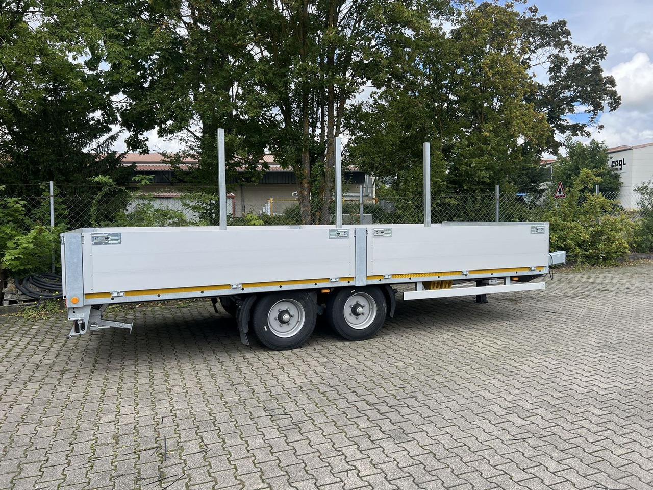 Möslein Tandem- Pritschenanhänger- Tieflader - Pótkocsi mélybölcsős: 2 kép. Möslein Tandem- Pritschenanhänger- Tieflader - Pótkocsi mélybölcsős: 2 kép.