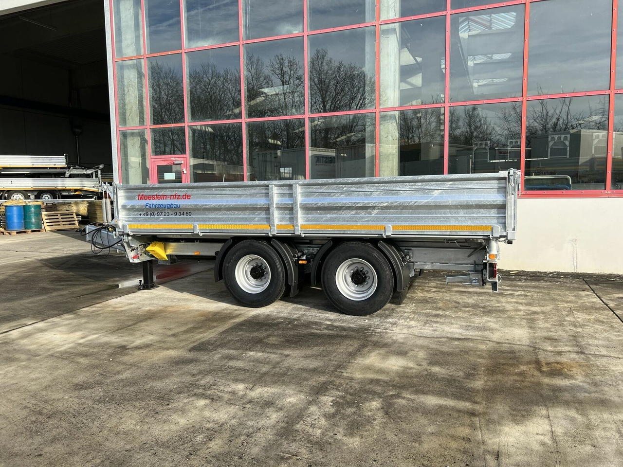 Möslein neuer 19 t Tandemkipper- Tieflader - Pótkocsi billenőplatós: 4 kép. Möslein neuer 19 t Tandemkipper- Tieflader - Pótkocsi billenőplatós: 4 kép.