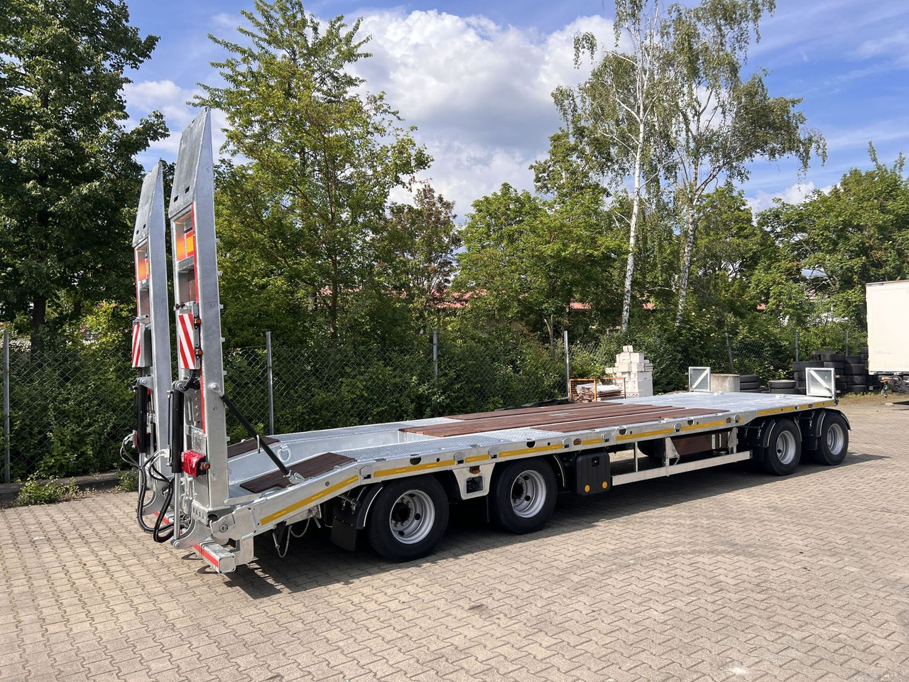Möslein neuer 4 Achs Tieflader gerade hydraulischen Ram - Pótkocsi mélybölcsős: 4 kép. Möslein neuer 4 Achs Tieflader gerade hydraulischen Ram - Pótkocsi mélybölcsős: 4 kép.