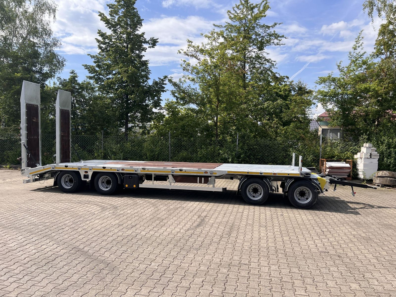 Möslein neuer 4 Achs Tieflader gerade hydraulischen Ram - Pótkocsi mélybölcsős: 1 kép. Möslein neuer 4 Achs Tieflader gerade hydraulischen Ram - Pótkocsi mélybölcsős: 1 kép.