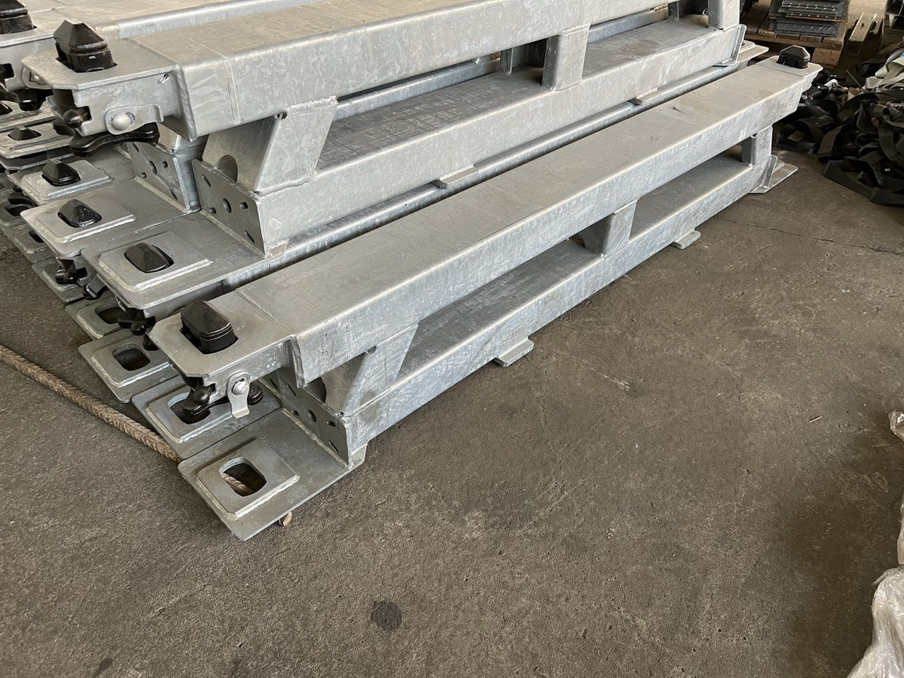 Müller Mitteltal Ausgleichsbock für Satteltieflader incl. Conatinerverschlüssen - Félpótkocsi mélybölcsős: 4 kép. Müller Mitteltal Ausgleichsbock für Satteltieflader incl. Conatinerverschlüssen - Félpótkocsi mélybölcsős: 4 kép.