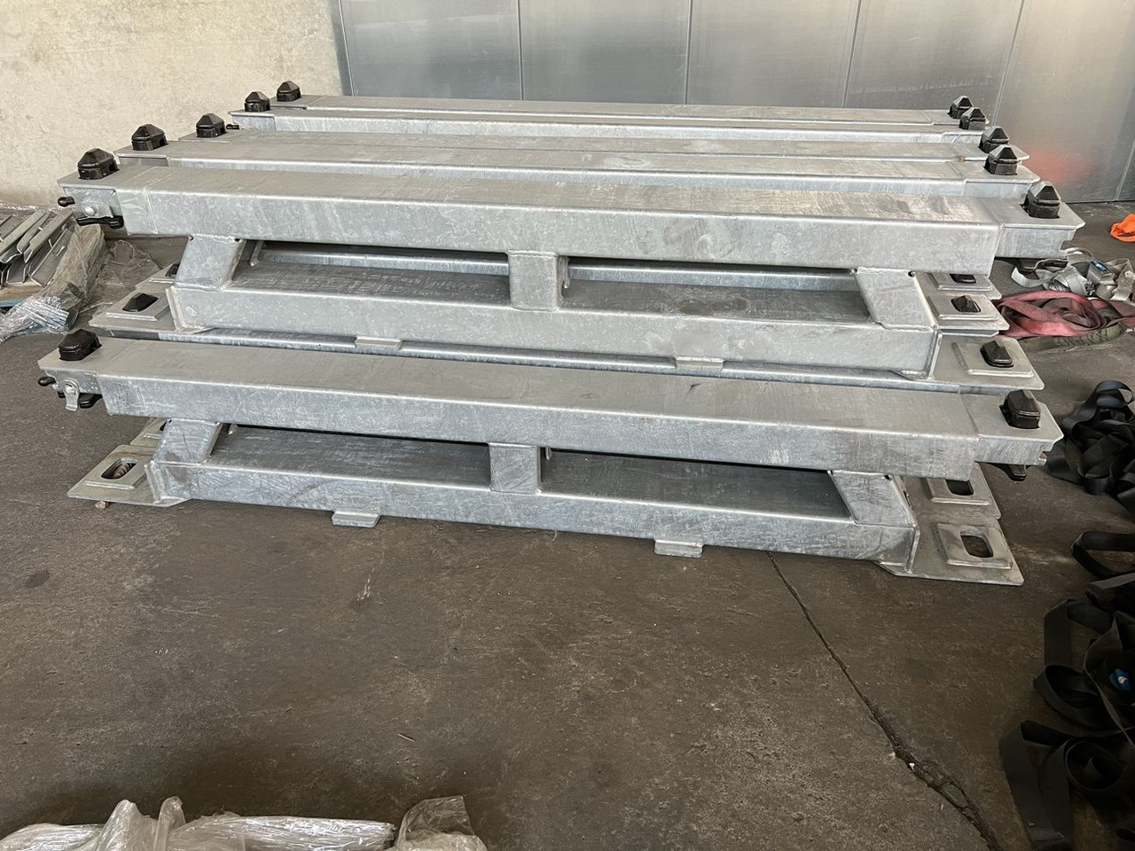 Müller Mitteltal Ausgleichsbock für Satteltieflader incl. Conatinerverschlüssen - Félpótkocsi mélybölcsős: 2 kép. Müller Mitteltal Ausgleichsbock für Satteltieflader incl. Conatinerverschlüssen - Félpótkocsi mélybölcsős: 2 kép.