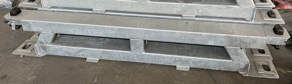 Müller Mitteltal Ausgleichsbock für Satteltieflader incl. Conatinerverschlüssen - Félpótkocsi mélybölcsős: 1 kép. Müller Mitteltal Ausgleichsbock für Satteltieflader incl. Conatinerverschlüssen - Félpótkocsi mélybölcsős: 1 kép.