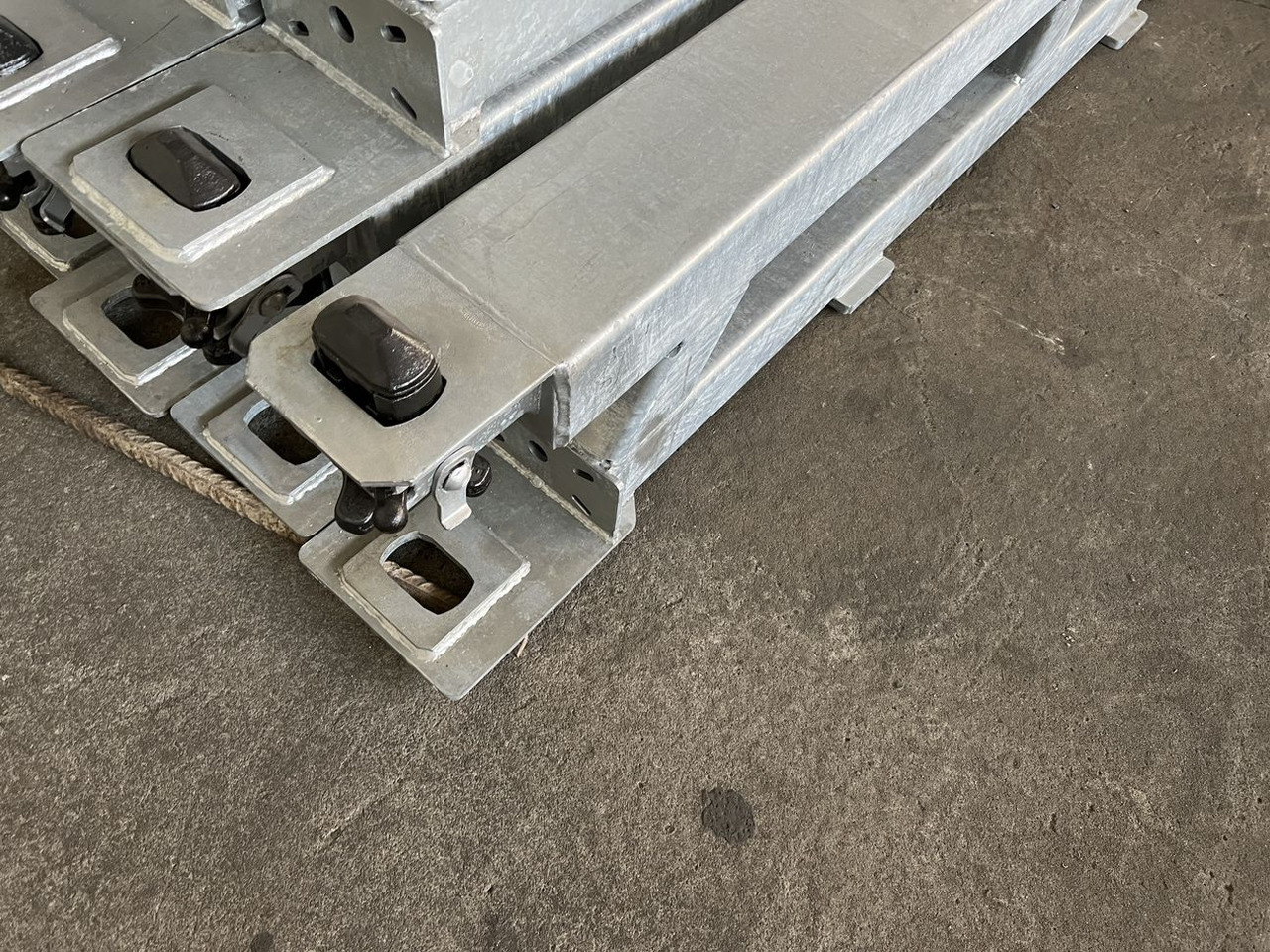 Müller Mitteltal Ausgleichsbock für Satteltieflader incl. Conatinerverschlüssen - Félpótkocsi mélybölcsős: 5 kép. Müller Mitteltal Ausgleichsbock für Satteltieflader incl. Conatinerverschlüssen - Félpótkocsi mélybölcsős: 5 kép.