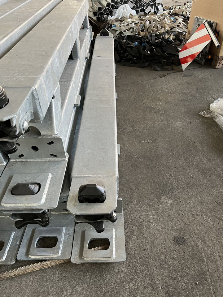 Müller Mitteltal Ausgleichsbock für Satteltieflader incl. Conatinerverschlüssen - Félpótkocsi mélybölcsős: 3 kép. Müller Mitteltal Ausgleichsbock für Satteltieflader incl. Conatinerverschlüssen - Félpótkocsi mélybölcsős: 3 kép.