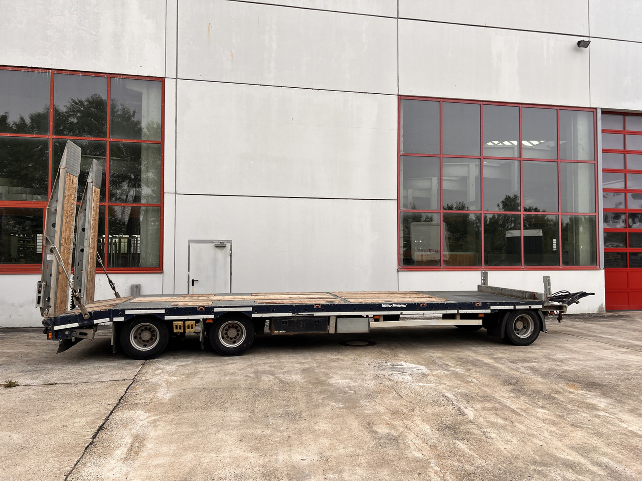 Müller Mitteltal D3 3 Achs Tieflader 9 m, Verzinkt, Wenig Benutzt - Pótkocsi mélybölcsős: 4 kép. Müller Mitteltal D3 3 Achs Tieflader 9 m, Verzinkt, Wenig Benutzt - Pótkocsi mélybölcsős: 4 kép.